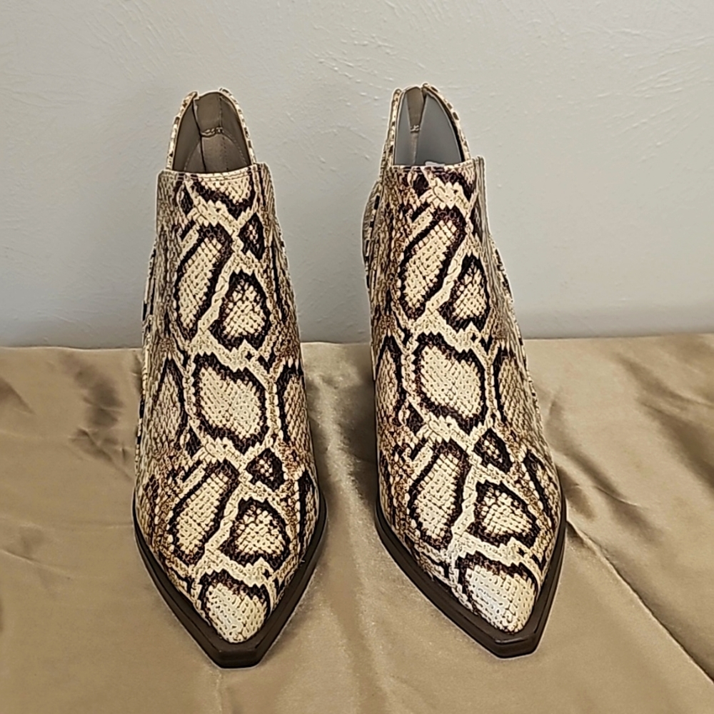 NEW Vince Camuto snake print leather ankle booties high  heel back zipper - Picture 2 of 12